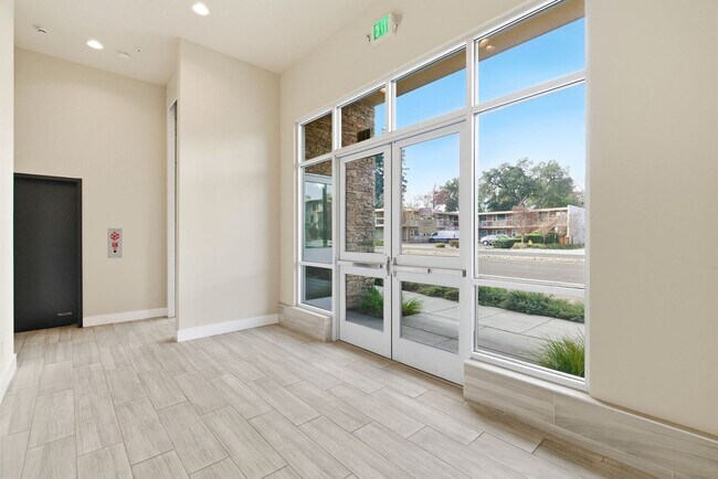 Building Photo - Gorgeous & Modern Los Altos Condo