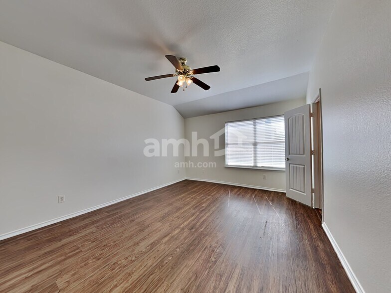 Building Photo - 1116 Lake Hollow Dr