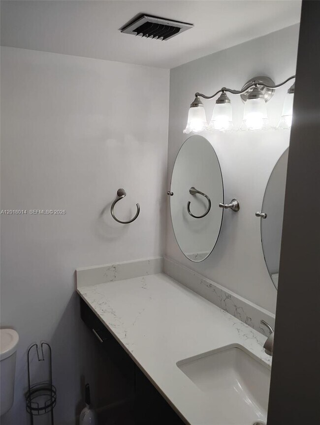 Building Photo - 250 Jacaranda Dr
