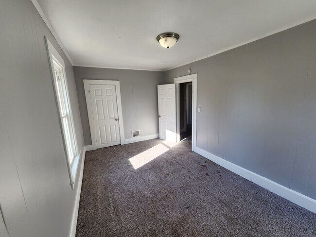 Building Photo - 4 bed 1 bath house