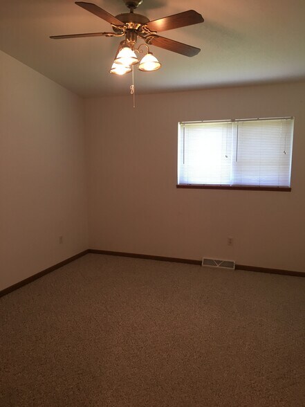 Master Bedroom - W6040 Bucklin Rd