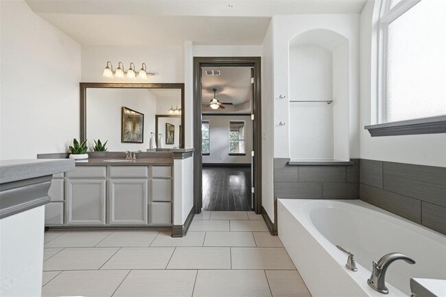 Building Photo - 8729 Vantage Point Dr