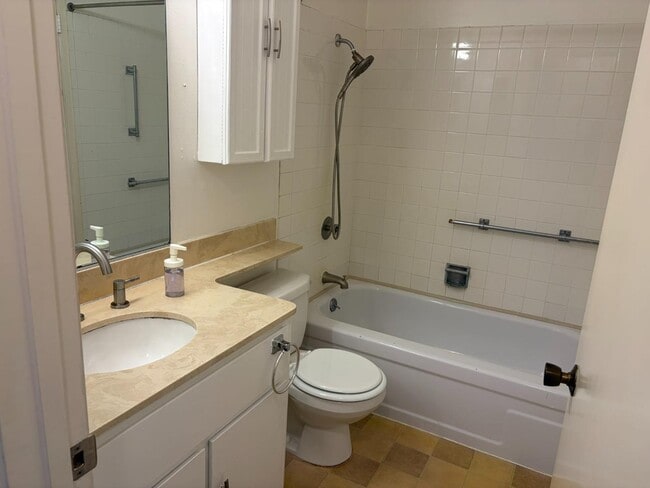 Building Photo - 2419 Greendale Dr