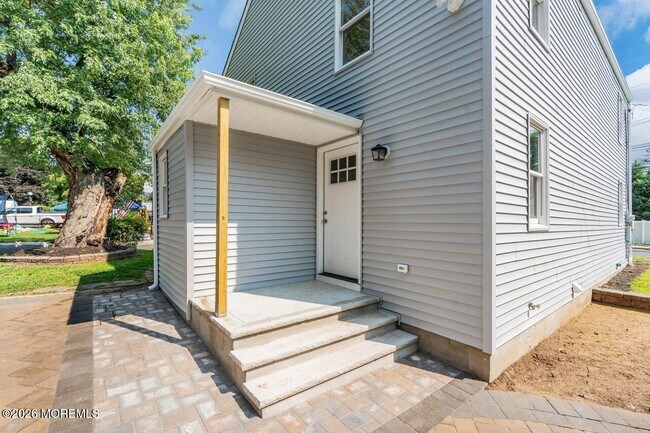 Building Photo - 18 Maple Ave