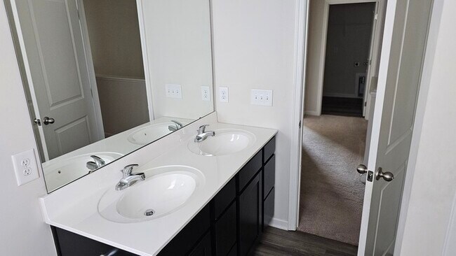 Building Photo - Modern Comfort Meets Southern Charm – 4-Be...