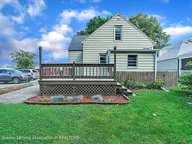 Building Photo - Move-In Ready 3 Bed, 2 Bath in Lansing (Section 8 Approved)