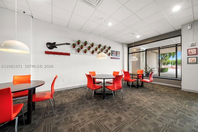 Building Photo - 400 Kings Point Dr