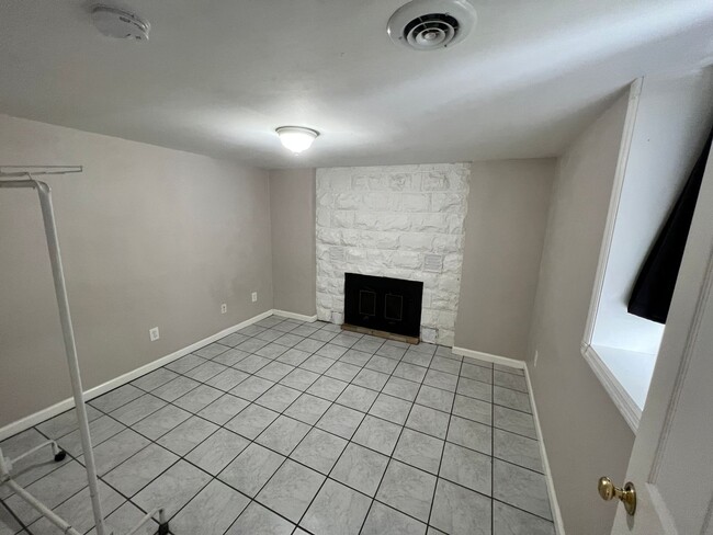 Building Photo - Beautiful 5 Bed plus Bonus Room, 1 block f...