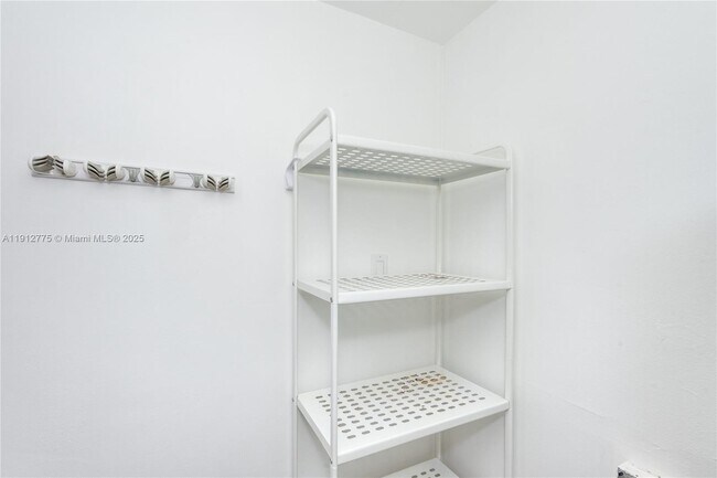 Building Photo - 1881 Washington Ave