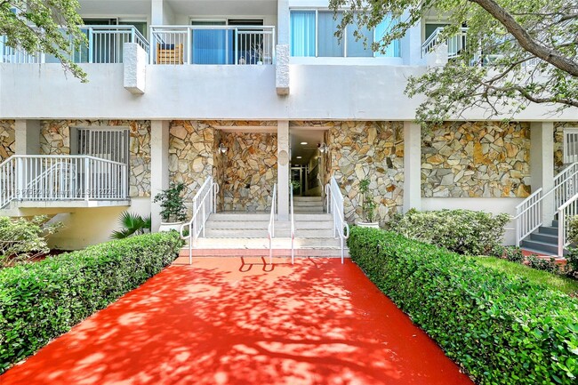 Building Photo - 1345 Lincoln Rd