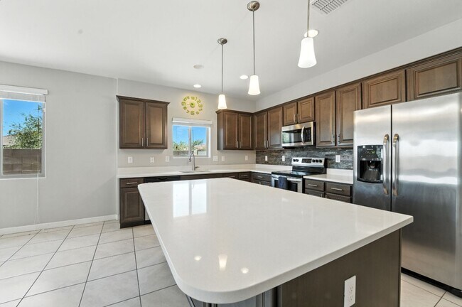 Building Photo - Welcome to this stunning 3-bedroom, 2-bath...