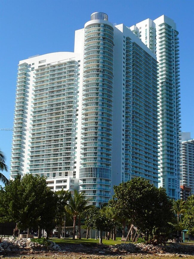 Building Photo - 1800 N Bayshore Dr