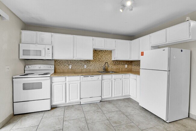 Building Photo - $1,775 - 2 Bed, 2.5 Bath End Unit in Auror...