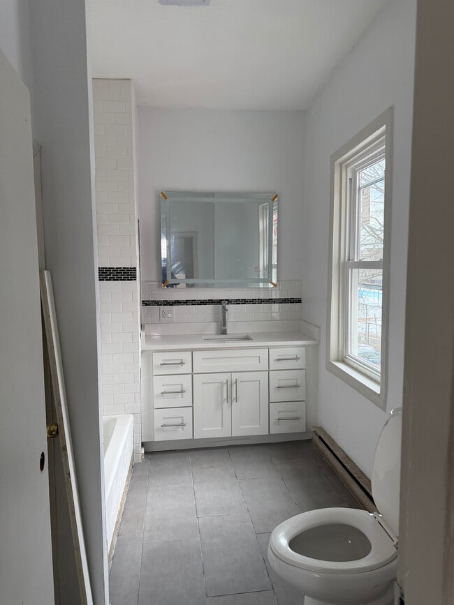 Building Photo - 46 Gesler St