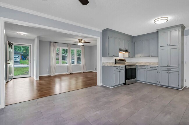 Building Photo - Newly Updated 3 Bedroom Home with Spacious...