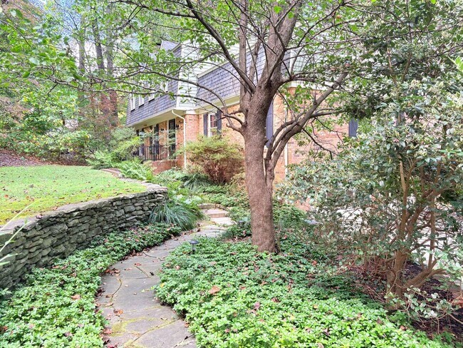 Primary Photo - Spacious Colonial in Queens Lake