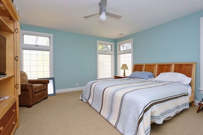 Building Photo - End Unit Townhome in the Heart of Chapel Hill