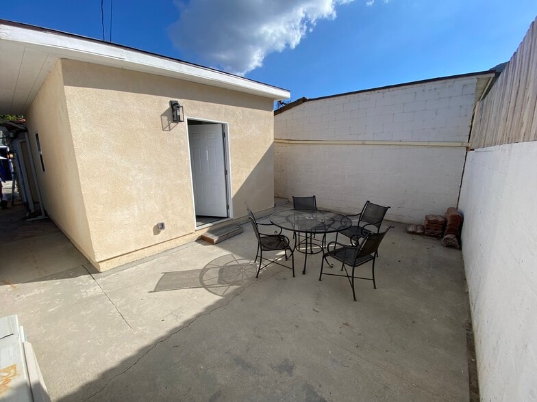 Private Patio - 433 S Fairview St