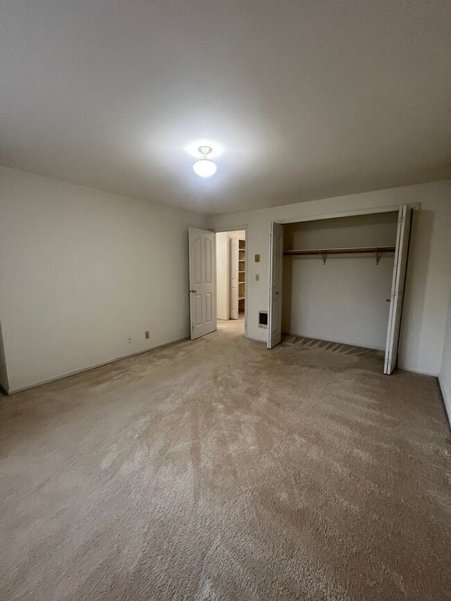 Building Photo - 2-bedroom 1-bathroom duplex in Thurston