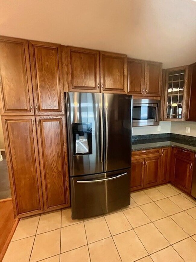 Building Photo - Gorgeous Water Front Home with Beach Access