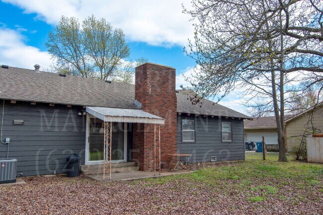 Building Photo - 3 Bedroom 2 Bath