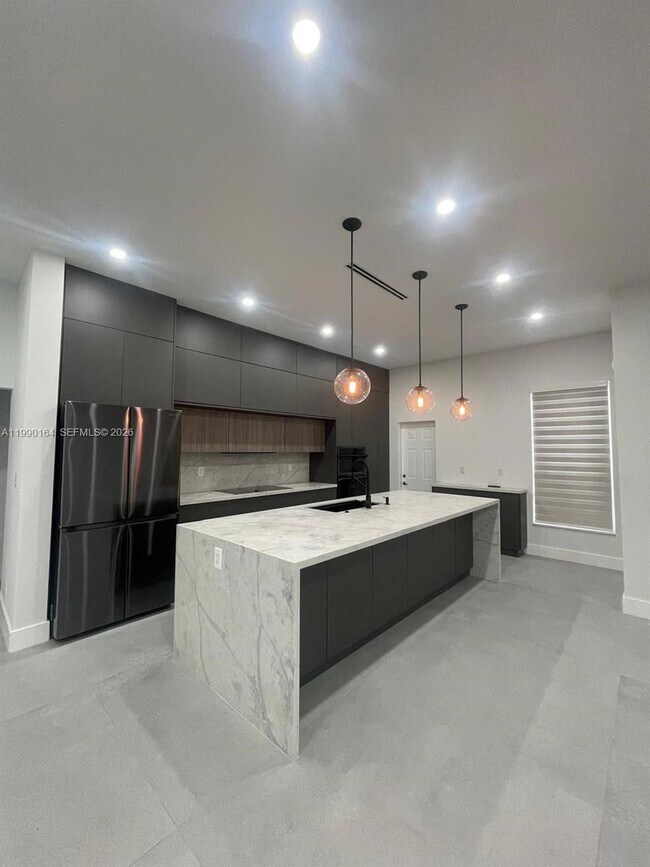 Building Photo - 5350 SW 33rd Ave