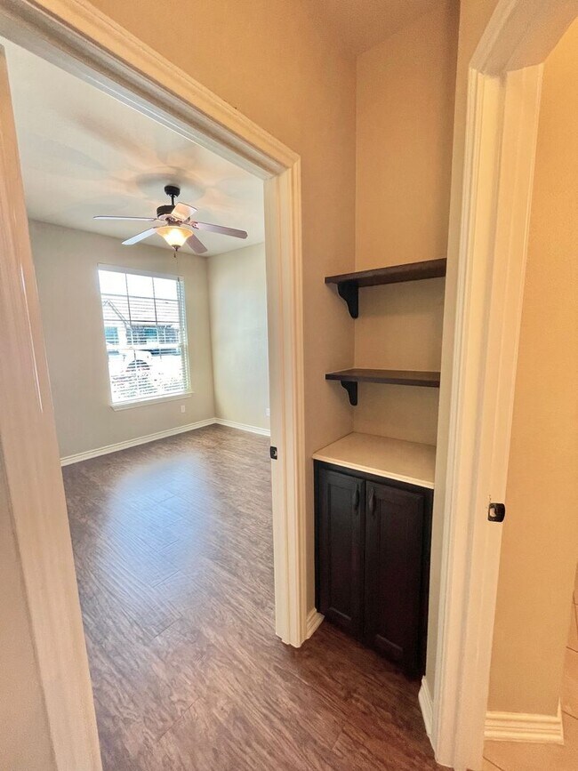 Building Photo - Beautiful 3-bed/2-bath with garage!