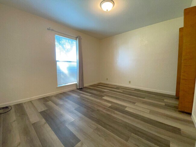 Building Photo - 302 Lovell Way