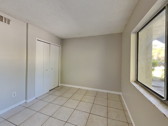 Building Photo - 2549 S Oak Ave