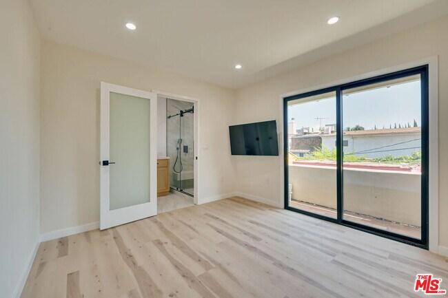 Building Photo - 843 Westbourne Dr