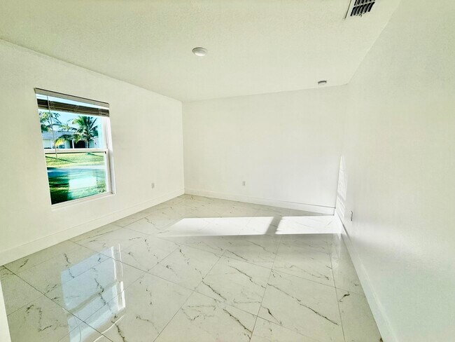 Building Photo - 205 SW Chelsea Terrace