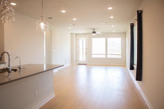 Building Photo - 123 Table Top Bnd