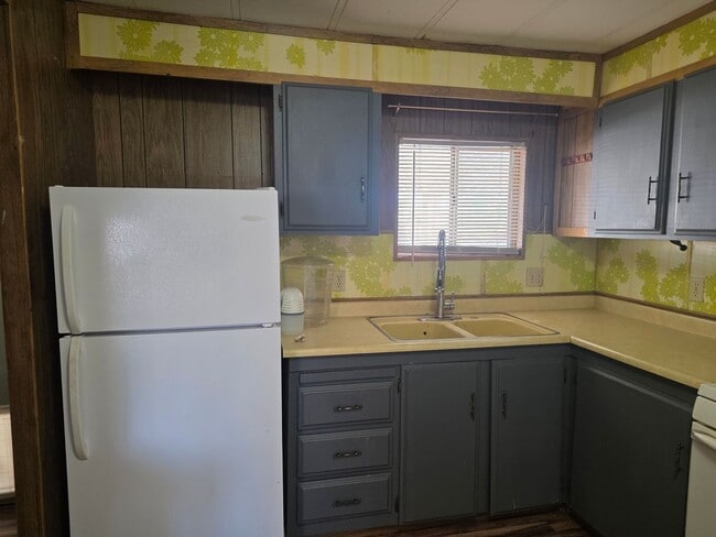 Building Photo - LAND, LAND AND MORE LAND! 2 bed/2 bath Manufactured home in Bullhead City on Huge double lot!