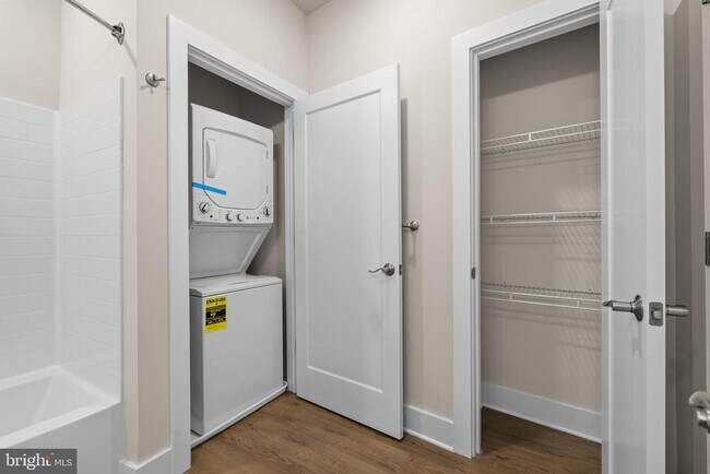 Building Photo - 30 W Broad St