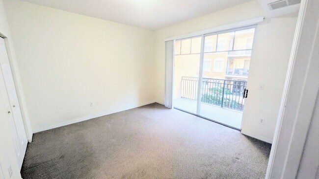 Building Photo - Annual Unfurnished 2/2 Condo in Downtown S...