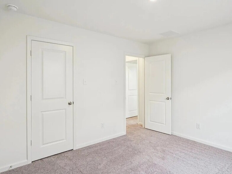 Building Photo - Room in House on Mullen Wy