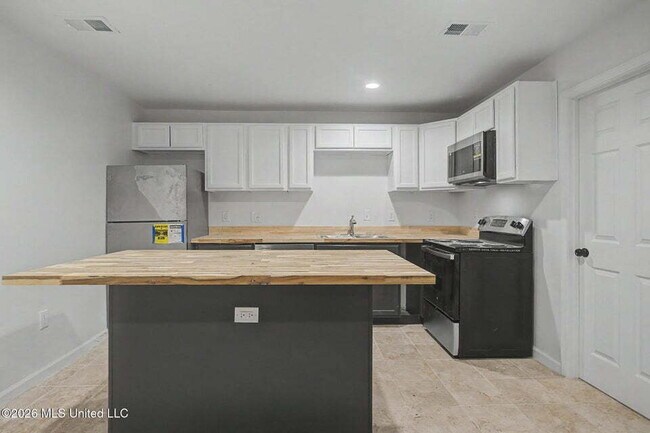 Building Photo - 3 bedroom close to D'Iberville!
