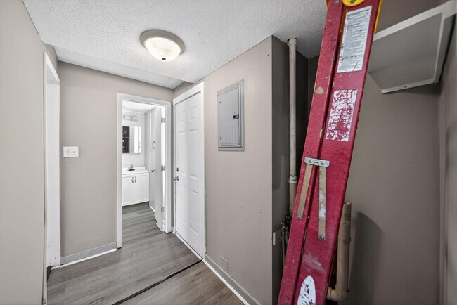 Building Photo - 2117 6th Ave