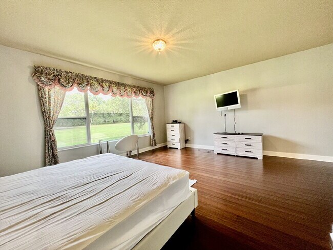 Building Photo - "Golf Course Living! Spacious 3-Bed, 2.5-Bath Home with 2,829 Sq Ft at The Oaks"