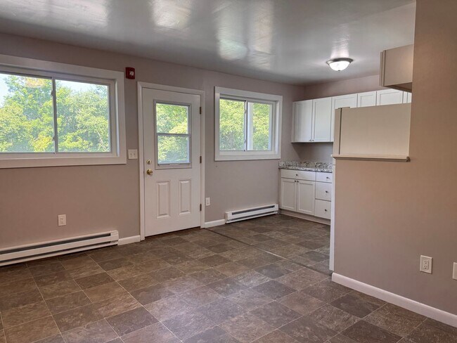 Building Photo - 2 bedroom, 1 bathroom in West Lebanon