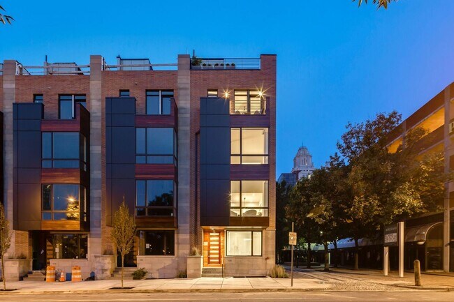 Building Photo - Old City Townhome with Parking