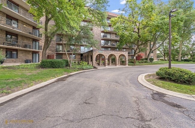 Building Photo - 111 S Baybrook Dr