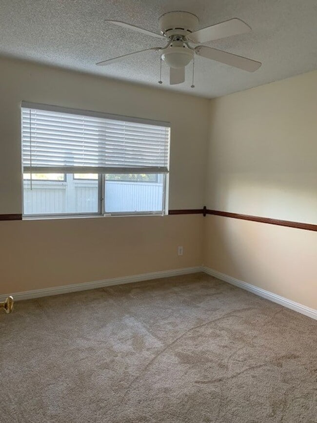 Building Photo - Charming 2bd/2.5 bath!  1 car attached gar...