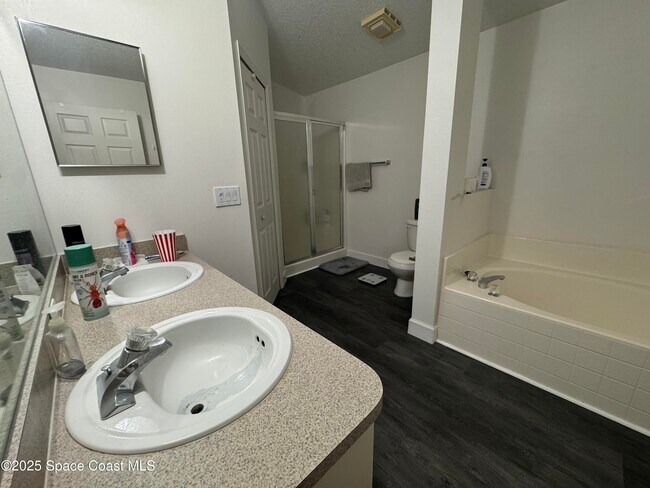 Building Photo - 2425 Bayhill Dr