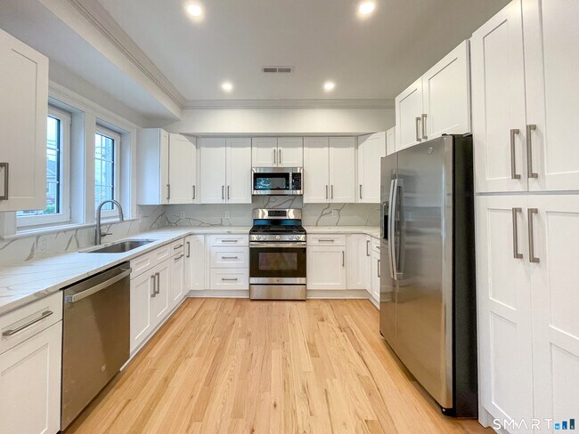 Building Photo - 100 Truman St