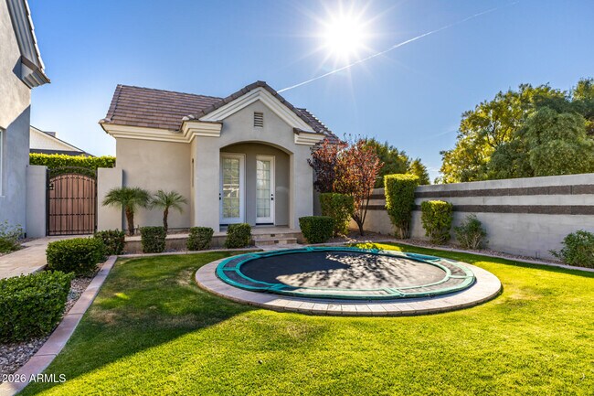 Building Photo - 2013 E Mallory St