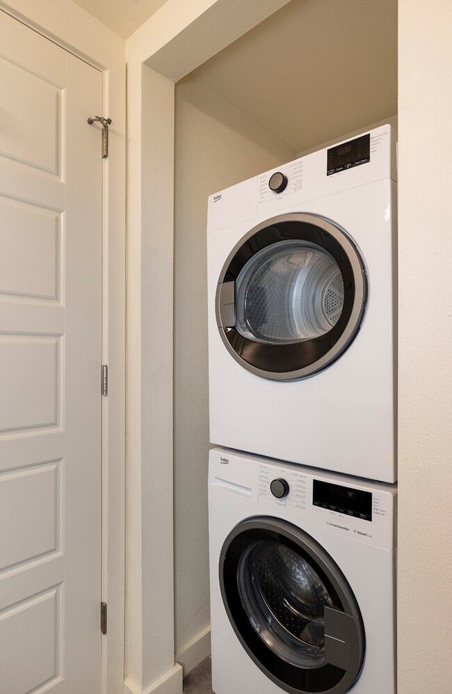 Building Photo - Newly Remodeled 3BR w/ In-Unit W/D, Private Entry & Designer Finishes – Pet Friendly!