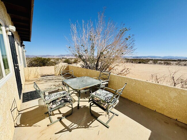 Building Photo - 4 bedrooms, 2 kitchens, 2.5 bathrooms, lau...