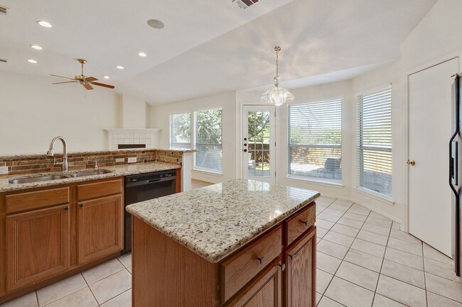 Building Photo - Beautiful in Brushy Creek!