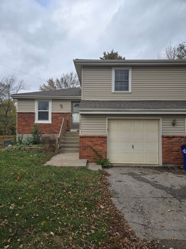 Primary Photo - Beautiful Olathe half duplex!